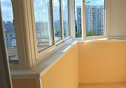 Остекление балкона типа сапожок в доме П-44 - фото 1